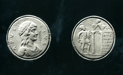 Contorniate die Apuleius (c.124-na 170 AD) en keerzijde die een soldaat voor een tempel voorstelt, 4e-5e eeuw